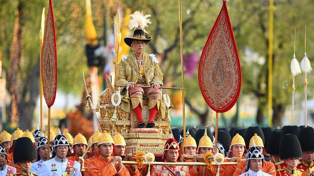 ปวงประชาร่มเย็น ใต้ร่มพระบารมี พระบาทสมเด็จพระวชิรเกล้าเจ้าอยู่หัว รัชกาลที่ 10 แห่งพระบรมราชจักรีวงศ์
