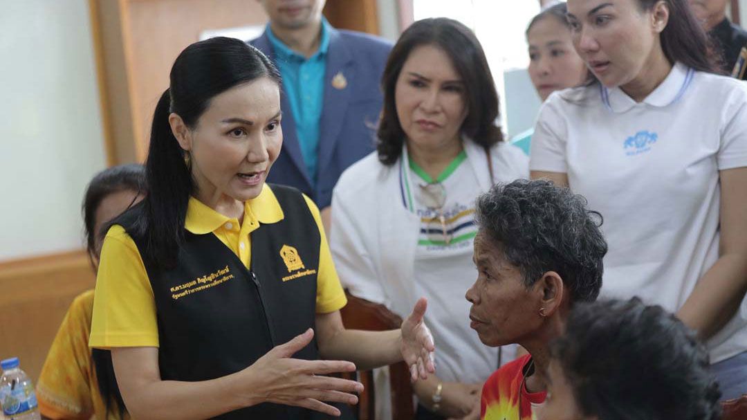 'นฤมล'ลงพื้นที่เยี่ยม'ยายสะทน' เหยื่อเหตุระเบิดชายแดนไทย-กัมพูชา