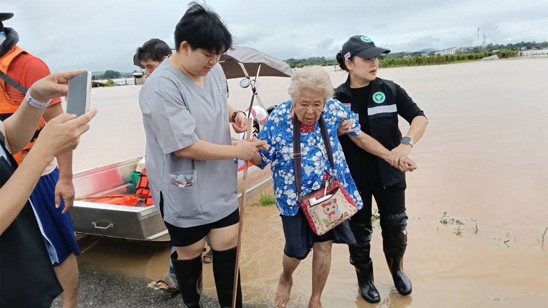 น่านน้ำท่วมยังวิกฤต ระดมช่วยโรงพยาบาล อุตุเตือนฝนถล่ม 4จังหวัดเฝ้าระวัง