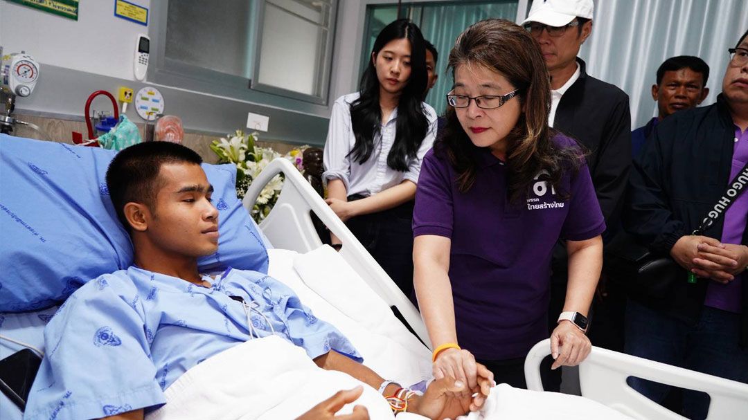 'คุณหญิงสุดารัตน์' นำทีมไทยสร้างไทย ให้กำลังใจทหารกล้าบาดเจ็บชายแดน