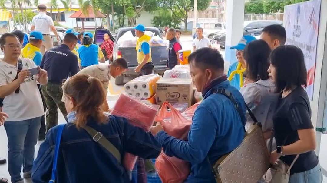 ชาวเลยร่วมใจ! หลั่งไหลร่วมส่ง 'อาหาร-สิ่งของ' ให้กับพี่น้องทหารชายแดนกัมพูชา