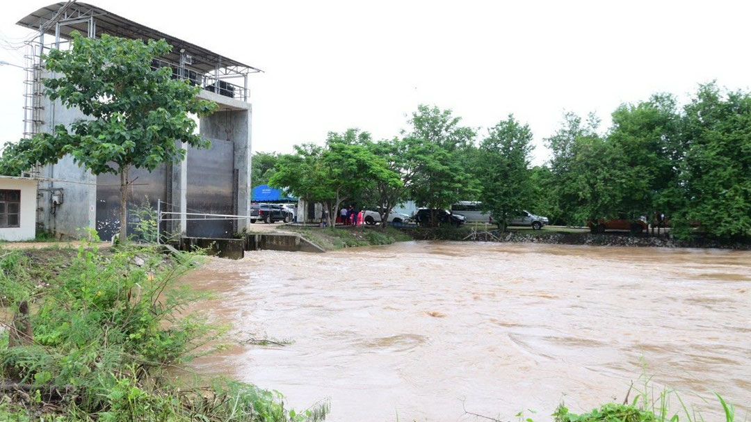 กรมชลปักหลัก เร่งระบายน้ำ ป้องกัน‘สุโขทัย’ หลังน้ำยมทะลัก