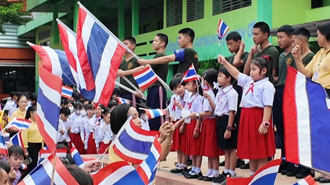 เด็กนักเรียนร่วมใจ! 'ร้องเพลงชาติไทย' สดุดีเหล่าทหารกล้า-รวมน้ำใจสู่ชายแดน