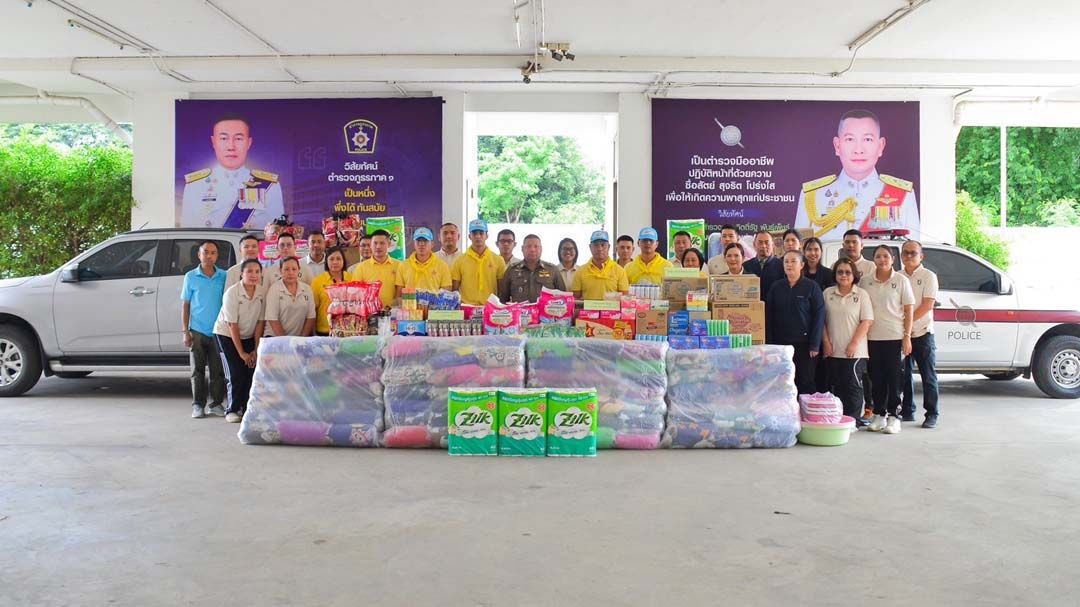 ‘ผู้การปทุมธานี’นำคณะกต.ตร.-ชมรมแม่บ้านตำรวจปทุมธานี มอบสิ่งของบริจาคสู่ชายแดน