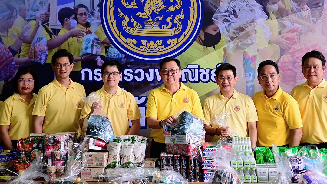 จตุพร-ฉันทวิชญ์ นำทีมพาณิชย์จัดถุงยังชีพบรรเทาความเดือดร้อนประชาชน