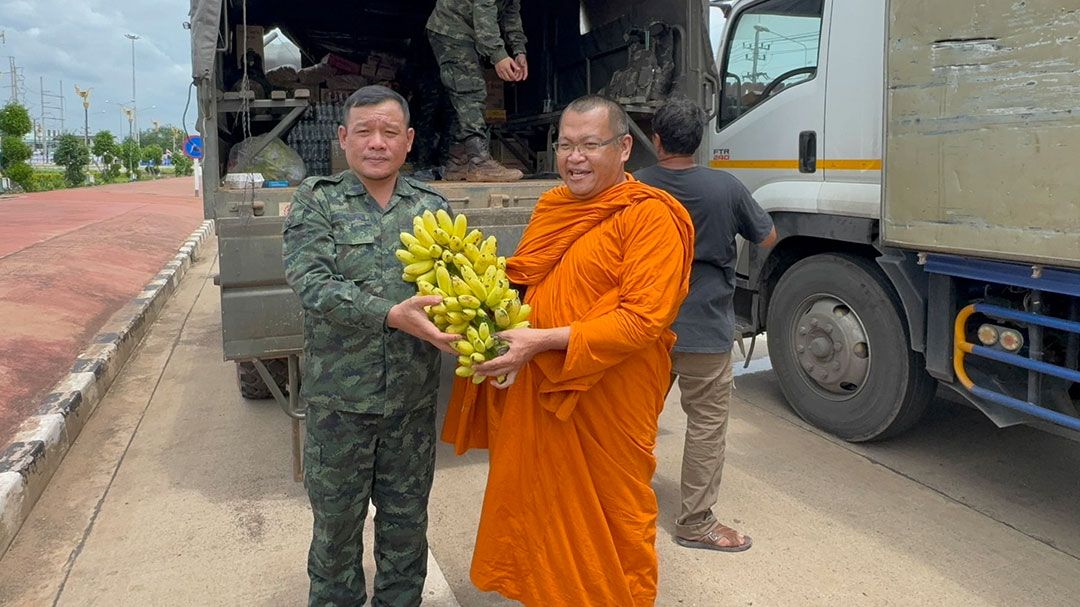 เจ้าอาวาสวัดดัง ลุยแจกสิ่งของ มอบวัตถุมงคลให้ทหาร – ปชช