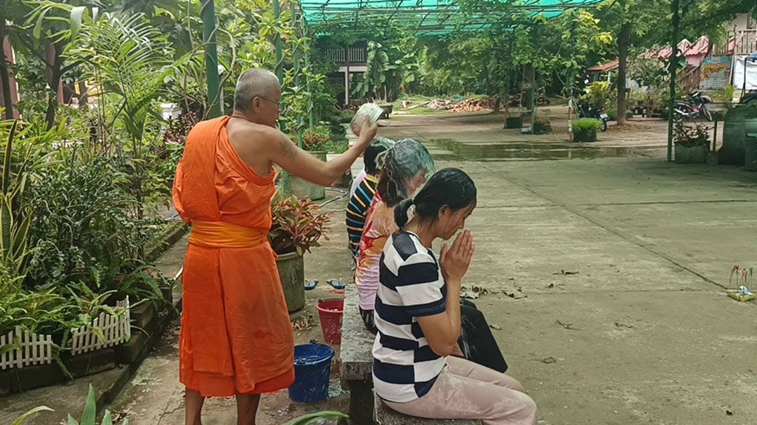 พรุ่งนี้หวยออก! 'ชาวบ้านทุ่งยั้ง'อุตรดิตถ์ทำพิธีสะเดาะเคราะห์ ส่องเลขเด็ด'ไอ้ไข่'
