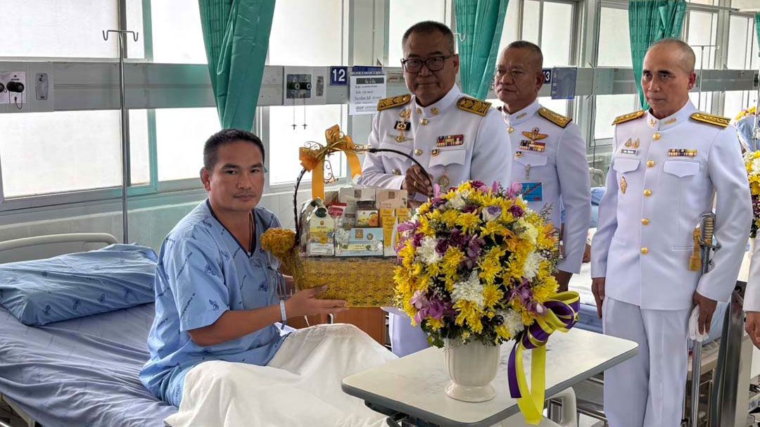โปรดเกล้าฯให้ผู้ว่าฯอุบลราชธานี เชิญดอกไม้และตะกร้าสิ่งของพระราชทาน ไปมอบกำลังพล-ราษฎร