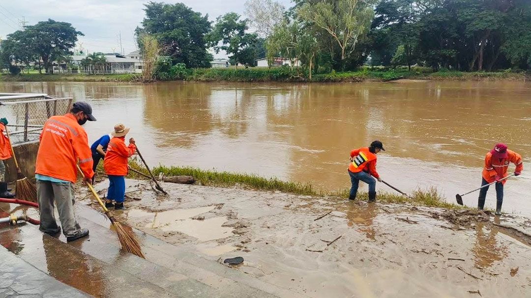 เทศบาลเชียงรายเร่งฉีดล้างโคลนป้องกันฝุ่นละออง