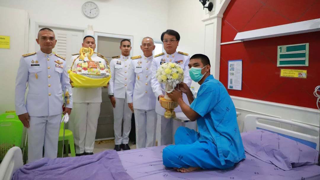 โปรดเกล้าฯให้ผู้ว่าฯสุรินทร์ เชิญดอกไม้-ตะกร้าสิ่งของพระราชทาน มอบแก่กำลังพลที่ได้รับบาดเจ็บ