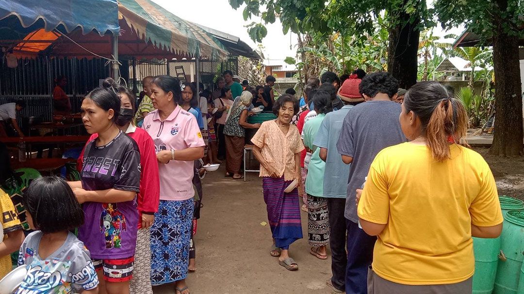 ปชป. ลงพื้นที่ อ.กันทรลักษ์ เยี่ยมผู้อพยพจากเหตุการณ์การปะทะชายแดนไทย-กัมพูชา