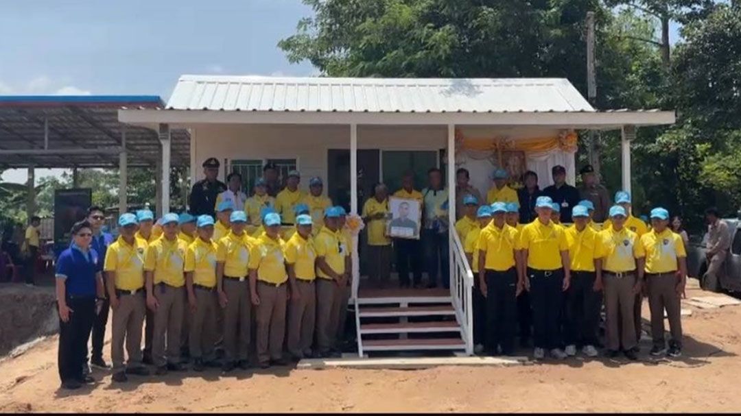ครอบครัวพลทหารผู้เสียสละน้ำตาไหลซาบซึ้งพระมหากรุณาธิคุณได้รับบ้านพระราชทาน