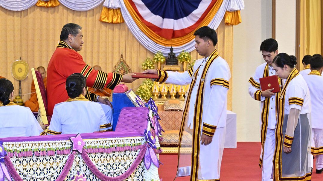 องคมนตรี เป็นผู้แทนพระองค์ มอบปริญญาบัตรแก่ผู้สำเร็จการศึกษาจากสถาบันการอาชีวศึกษา ปี 67