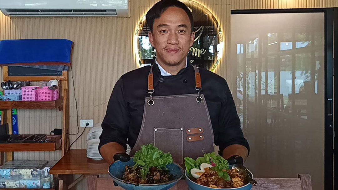ร้านอาหารในอุตรดิตถ์ชูเมนูชาววัง 'ยำไก่อย่างเต่า-แกงนางลอย' ดึงดูดนักท่องเที่ยว
