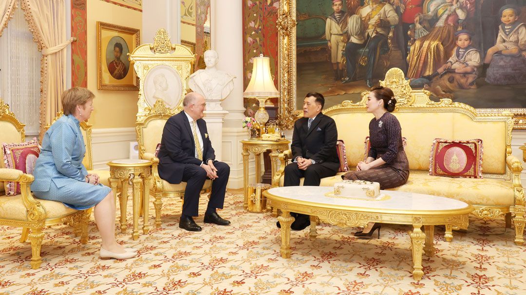 ‘ในหลวง-พระราชินี‘ พระราชทานพระบรมราชวโรกาสให้คณะบุคคลเฝ้าฯ