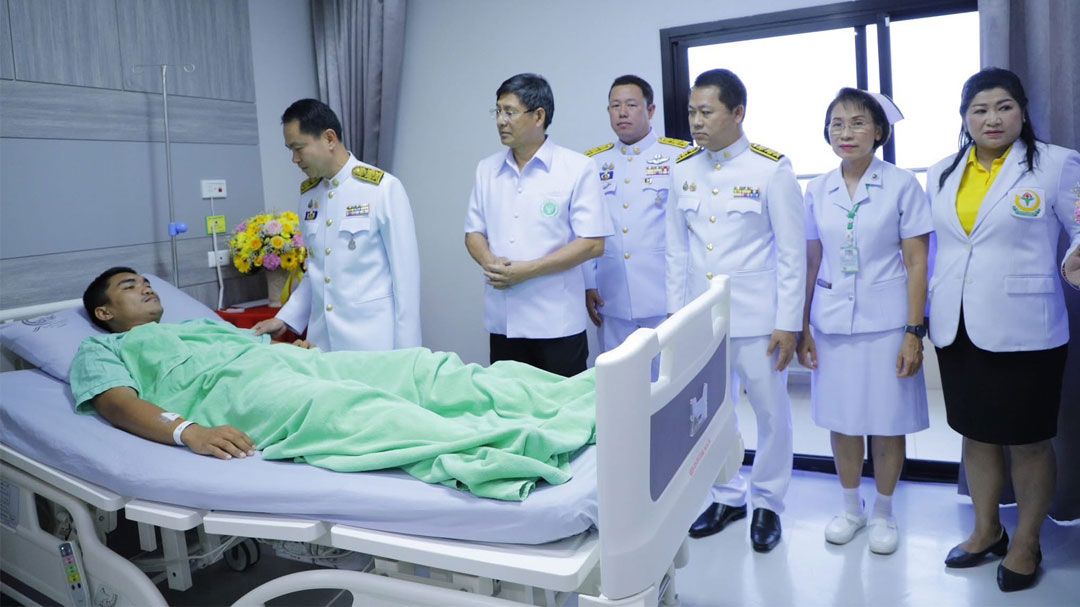'ในหลวง-พระราชินี' มอบผู้ว่าฯบุรีรัมย์ เชิญดอกไม้ ตะกร้าสิ่งของพระราชทาน ให้กำลังพล-ราษฎรที่บาดเจ็บ ชายแดนไทย – กัมพูชา