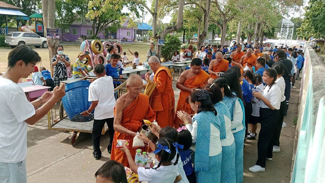 รร.บ้าน กม.5 ตักบาตรถวายเป็นพระราชกุศลโอกาสวันแม่แห่งชาติ