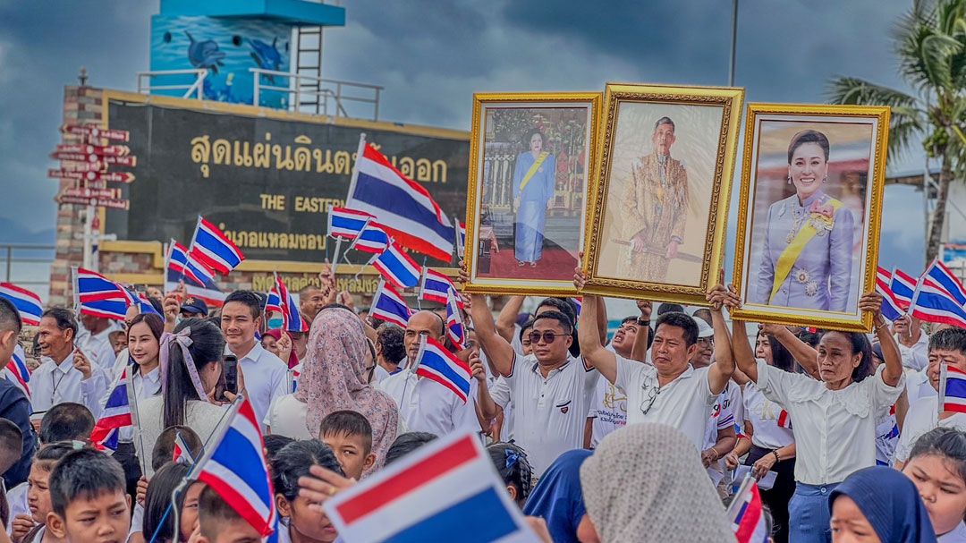 'ชาวแหลมงอบ' ร่วมแสดงพลังรักชาติ สามัคคีของชาวไทย ต่อเหตุการณ์สู้รบชายแดน