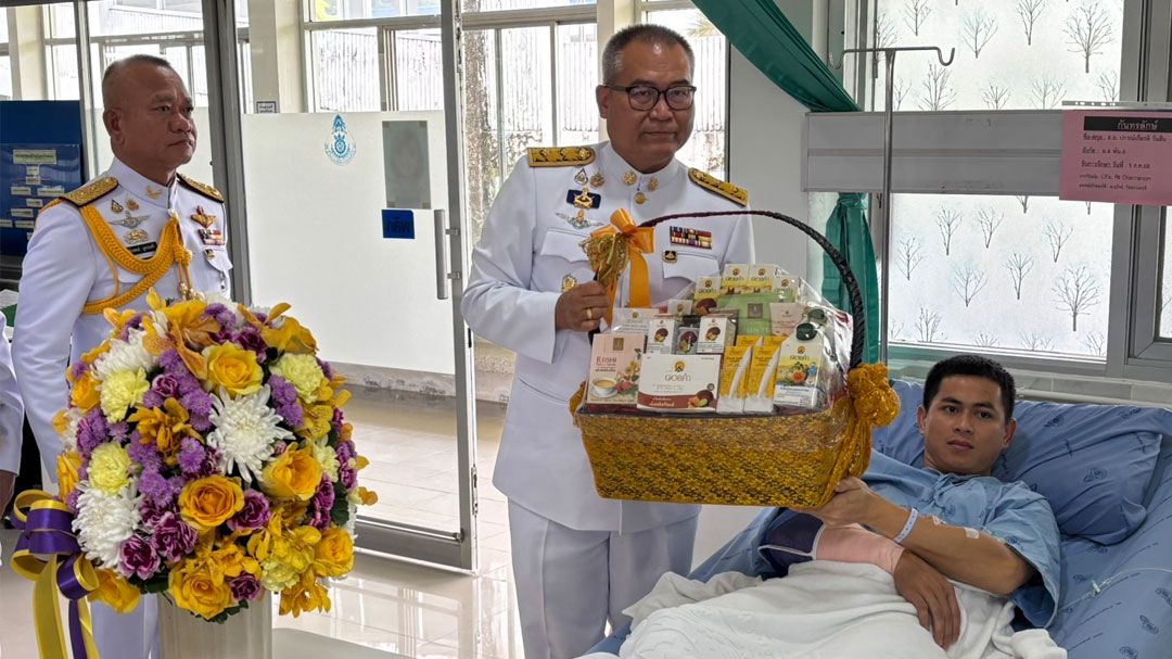 ‘ในหลวง-พระราชินี’ทรงห่วงใย พระราชทานดอกไม้ตะกร้าสิ่งของ เยี่ยมทหาร-ราษฎรที่บาดเจ็บ