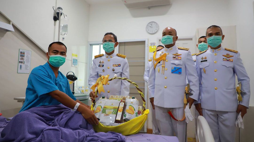 โปรดเกล้าฯให้รองผู้ว่าฯสุรินทร์ เชิญดอกไม้-ตะกร้าสิ่งของพระราชทาน มอบกำลังพล-ราษฎรที่ได้รับบาดเจ็บ