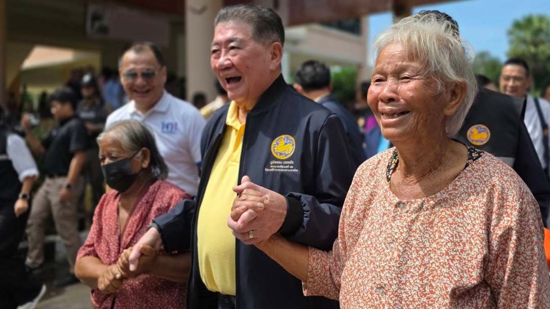 ‘ภูมิธรรม’ลงพื้นที่ให้กำลังใจ‘ชาวสุรินทร์’ ประสานนำยานยนต์พากลับบ้าน กางเกณฑ์เยียวยา