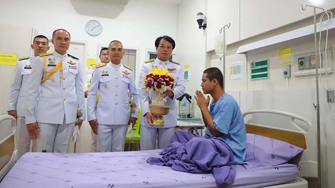 'ในหลวง-พระราชินี' พระราชทานตะกร้าสิ่งของ แก่กำลังพลที่ได้รับบาดเจ็บ