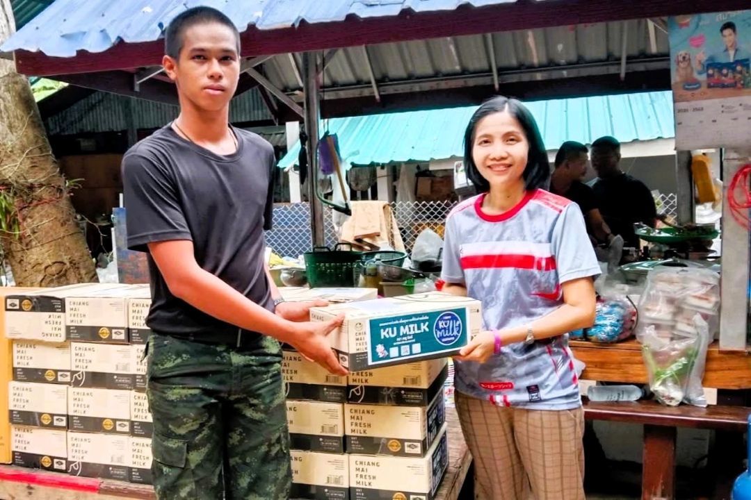 ม.เกษตรฯ ช่วยทหารและผู้อพยพ จัดส่งนมเกษตร รอบ 2 ถึง ม.ราชภัฎสุรินทร์แล้ว