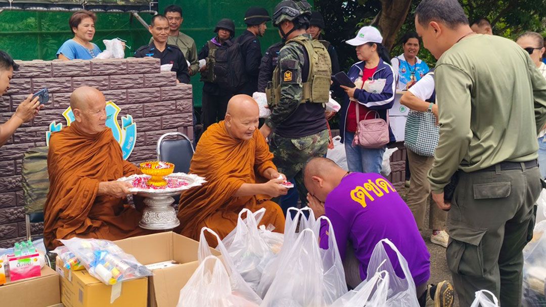'หลวงปู่เครน'มอบพระเครื่อง 'หลวงปู่ศิลา รุ่นเหนือดวง' เป็นขวัญกำลังใจให้กับทหารทุกคน