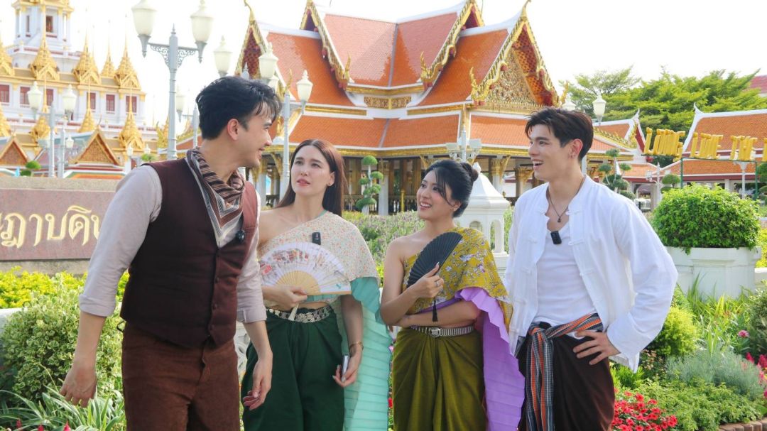 ดาราพาเที่ยว : ‘แม็ค – แจ็คกี้’ ควงคู่ ‘แก๊ป – เรนเดียร์’ บุกตลาด เที่ยวรอบเกาะรัตนโกสินทร์