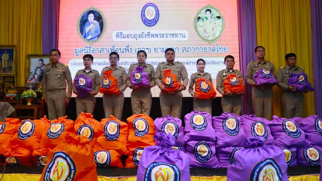 ผู้ว่าฯเชียงราย ‘มอบถุงยังชีพพระราชทาน’ ช่วยผู้ประสบภัยน้ำท่วมจากพายุวิภา