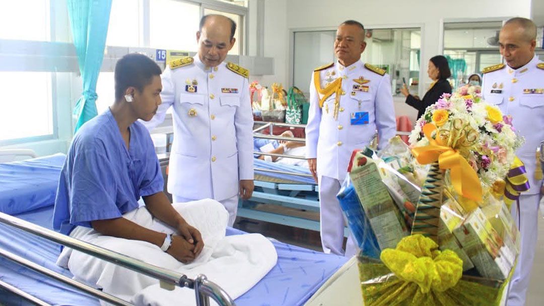 'ในหลวง-พระราชินี' พระราชทานดอกไม้-ตะกร้าสิ่งของ แก่กำลังพลที่ได้รับบาดเจ็บ พร้อมรับคนไข้ในพระบรมราชานุเคราะห์