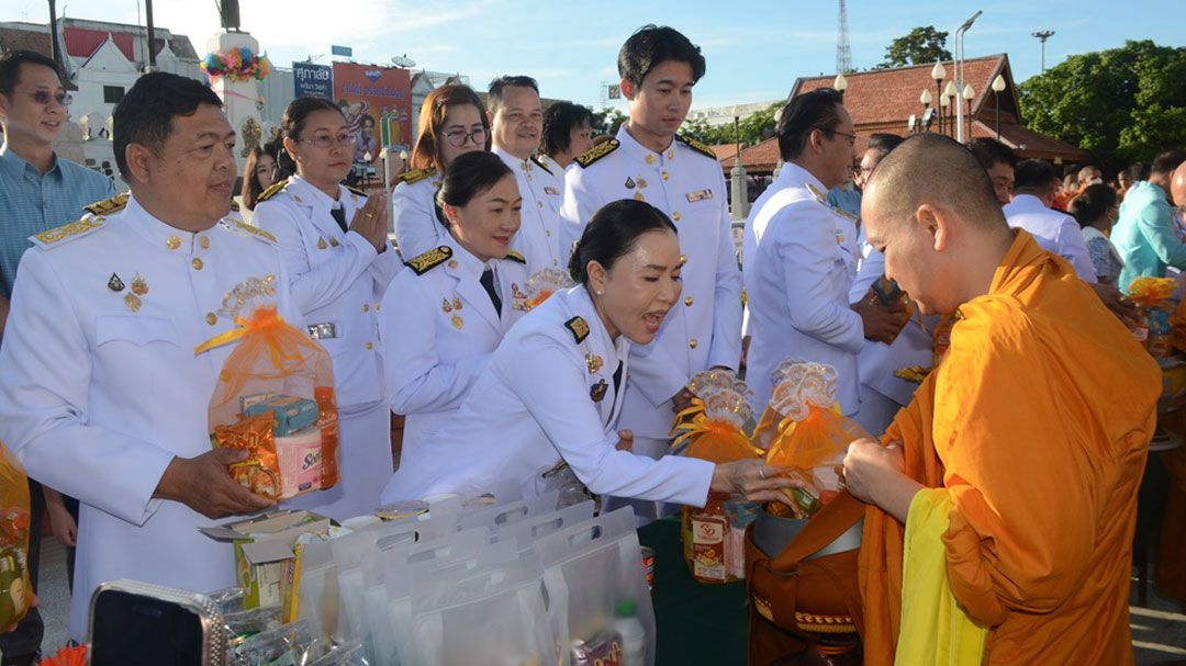 โคราชจัดพิธีทำบุญตักบาตร ถวายพระราชกุศลแด่สมเด็จพระพันปีหลวง