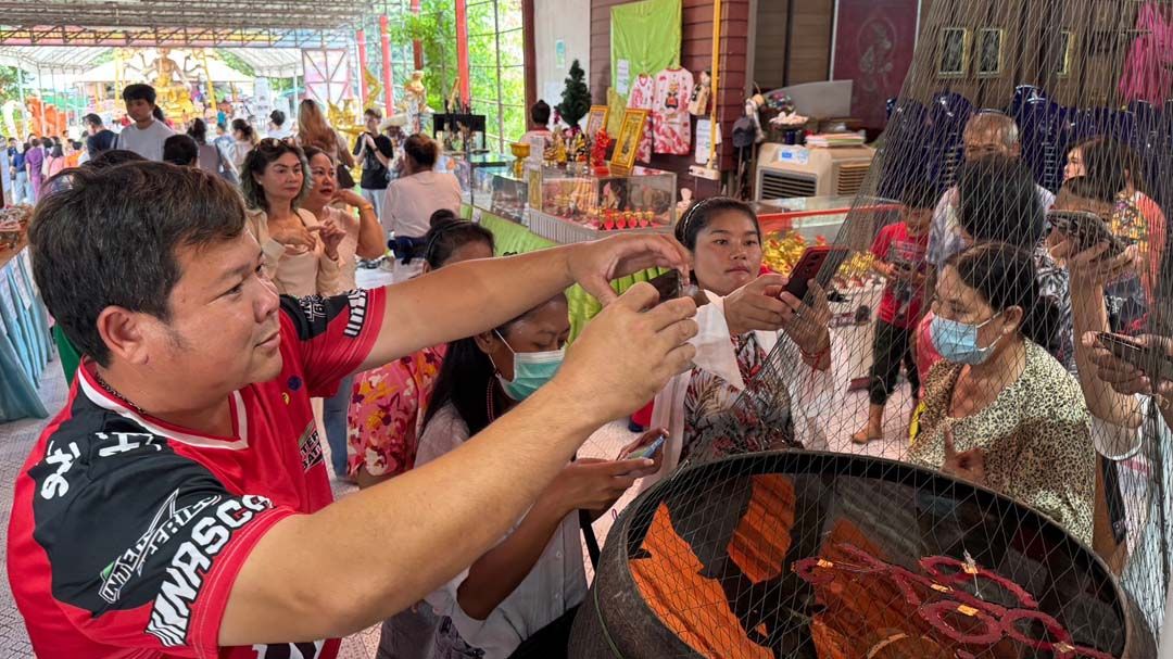 ‘สายมู’ห้ามพลาด เจ้าของร้านอลูมิเนียมแก้บน‘ปู่ฤาษีพรหมเมศ’ เปิดทีเด็ดอ่างน้ำมนต์