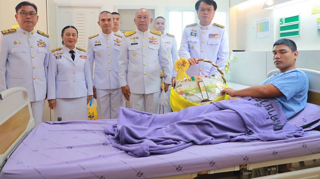 'ในหลวง'โปรดเกล้าฯให้ผู้ว่าฯสุรินทร์ เชิญดอกไม้และตะกร้าสิ่งของพระราชทานกำลังพลบาดเจ็บ