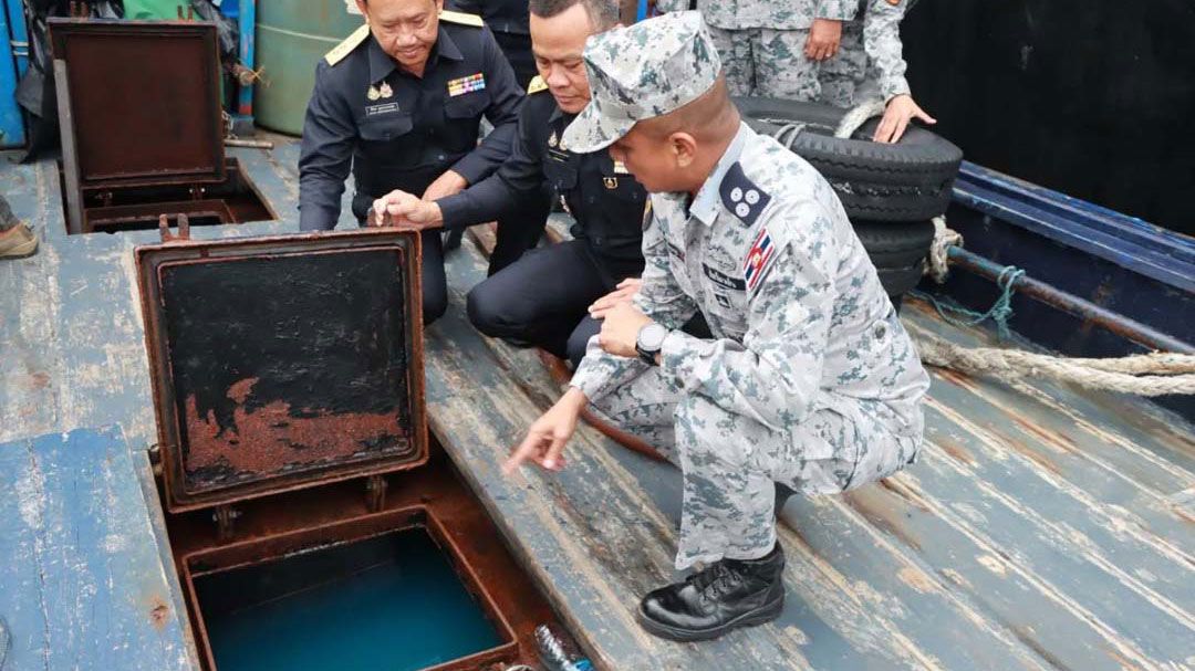 'ทัพเรือภาคที่ 2'จับเรือลักลอบขาย'น้ำมันเถื่อน'กลางทะเลสงขลา