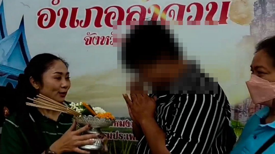 ดราม่า'กักตุนของบริจาค'ศูนย์อพยพสุรินทร์จบลงด้วยดี! ผู้โพสต์นำดอกไม้ขอโทษยอมรับผิด