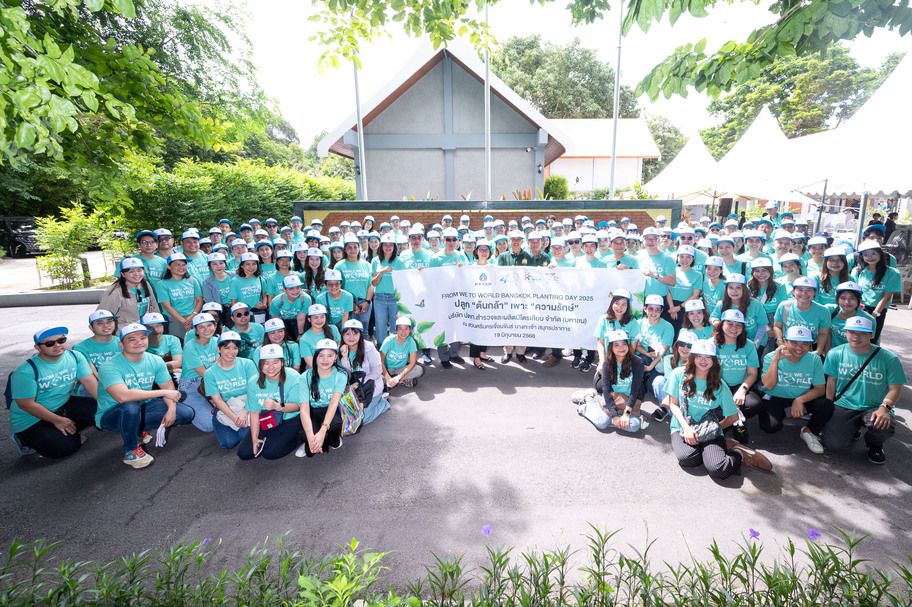 ผู้บริหารและพนักงานปตท.สผ.ร่วมกันปลูกต้นไม้เพิ่มพื้นที่สีเขียวในโอกาสครบ 40 ปี
