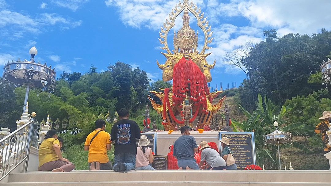วัดม่อนพญานาคคึกคัก!คอหวยแห่ขอพร 'ท้าวเวสสุวรรณ' ก่อนวันหวยออก