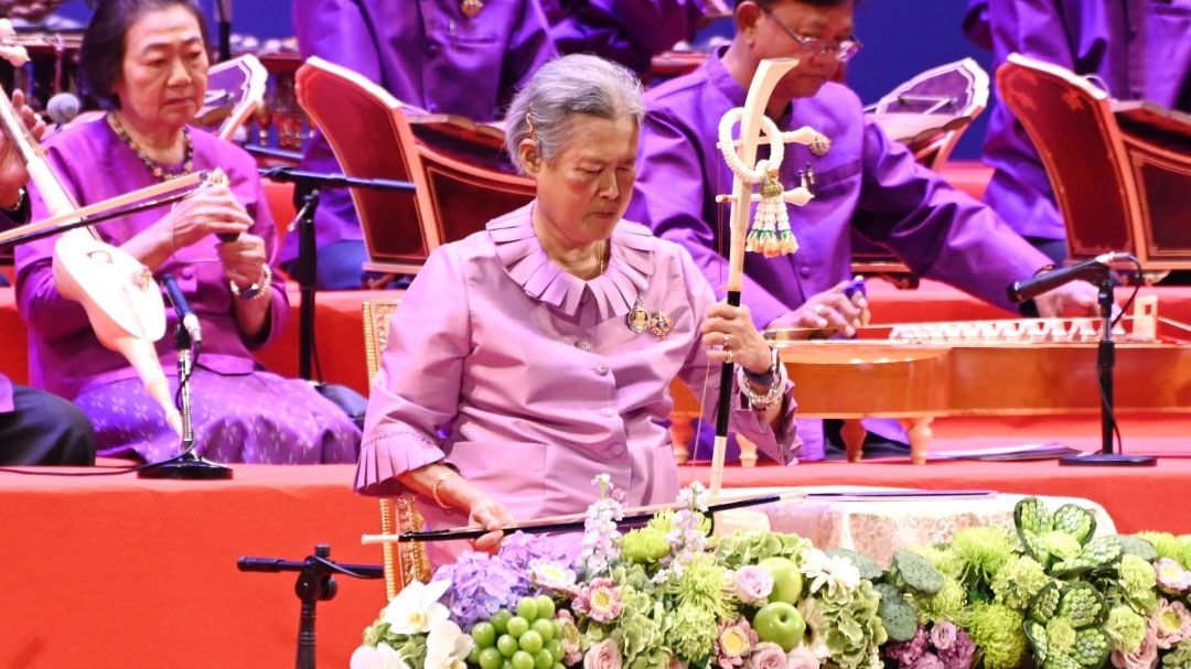 กรมสมเด็จพระเทพฯ เสด็จพระราชดำเนินไป ในงานแสดงดนตรีไทย โดยครูอาวุโสแห่งรัตนโกสินทร์