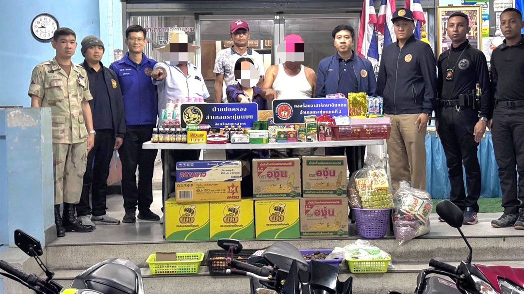 กระทุ่มแบนเปิดปฏิบัติการ 'ลุยกลางดึกรุกไม่หยุด' ทลายแหล่งค้าของเก่า-ร้านค้าต่างด้าวเถื่อน