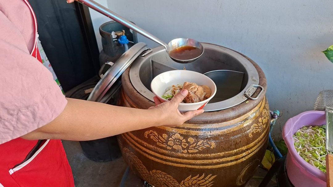 'ก๋วยเตี๋ยวไก่มะระ'สูตรโบราณริมถนนเส้นอุตรดิตถ์-น้ำปาด-ด่านภูดู่ลูกค้าแน่นตลอดวัน