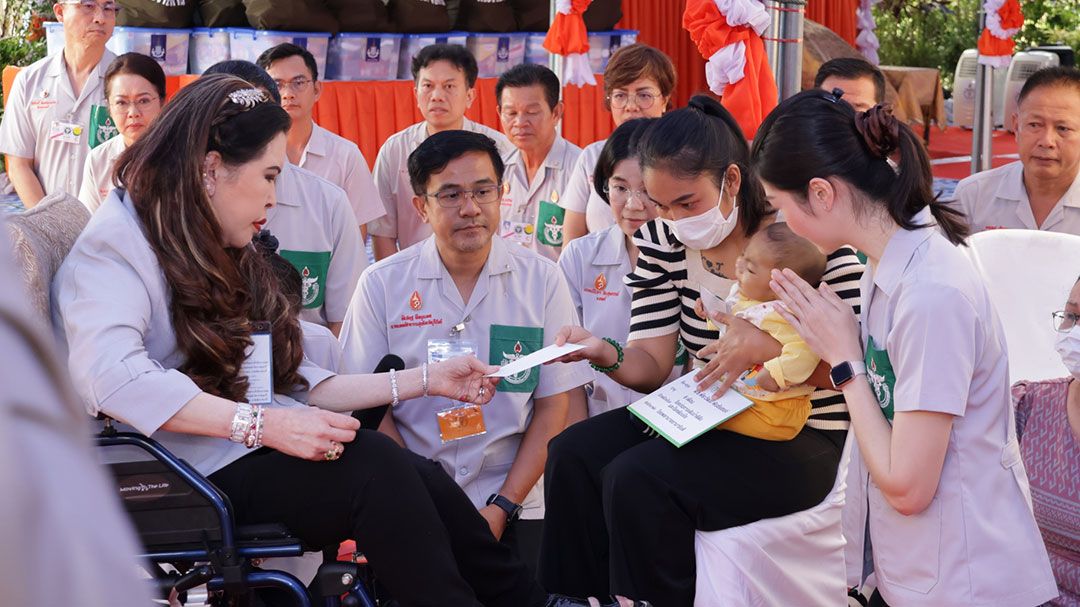 ‘กรมพระศรีสวางควัฒนฯ’ เสด็จทรงเยี่ยมหน่วยแพทย์ พอ.สว. และพระราชทานถุงยังชีพแก่ผู้ประสบภัย
