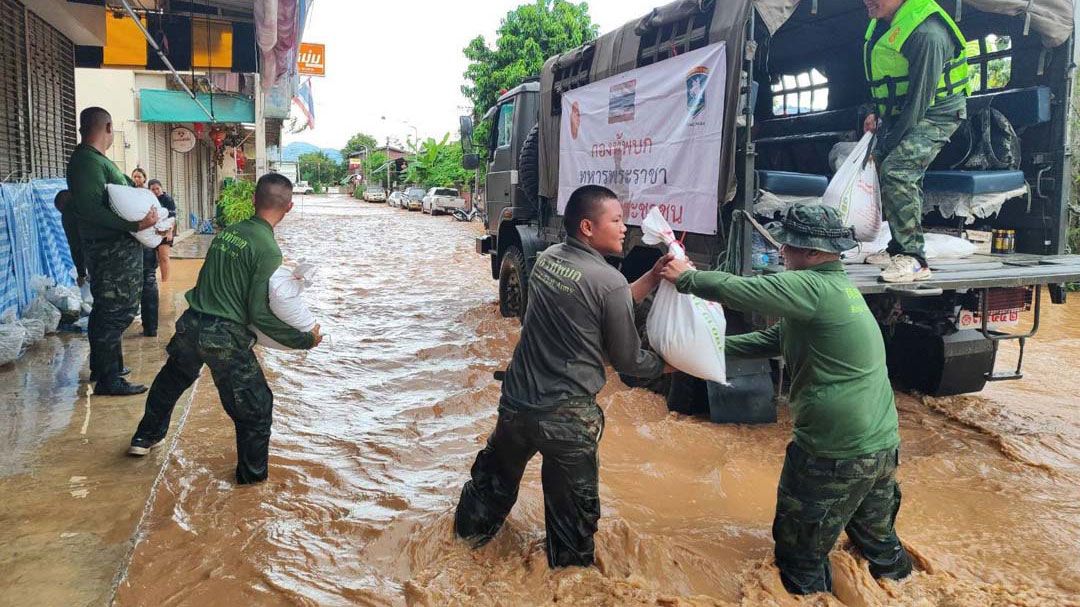 'มทบ.36'ช่วยเหลือพี่น้องประชาชนก้าวผ่านสถานการณ์น้ำท่วม