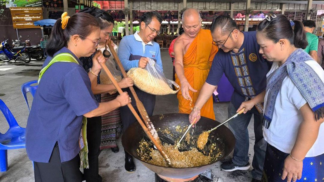 ชาวลาวเวียงนครนายกพร้อมใจร่วม 'กวนกระยาสารท' สืบทอดวัฒนธรรมให้ลูกหลาน
