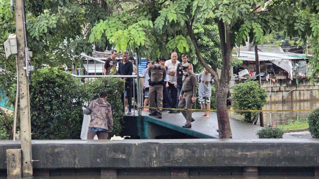 พบศพถูกถ่วงน้ำด้วยแท่งปูน จมคลองแสนแสบ คาดเสียชีวิตไม่ต่ำกว่า 3 วัน