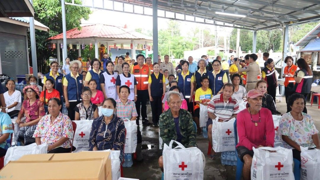 ผู้ว่าฯยโสธร-สภากาชาดฯ ร่วมมอบ ‘ถุงธารน้ำใจ’ ช่วยผู้ประสบภัยน้ำท่วมอำเภอป่าติ้ว