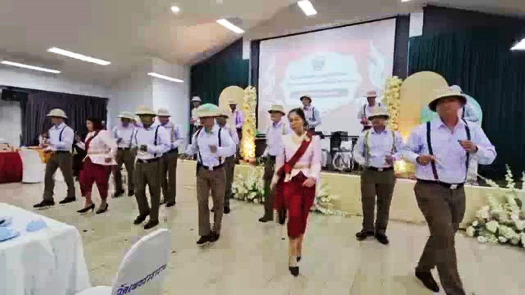 ตร.ภูธรเพชรบูรณ์จัดเต็ม! โชว์สเต็ป ‘รักริงโง’ ในพิธีเกษียณฯ สร้างสีสันสุดประทับใจ