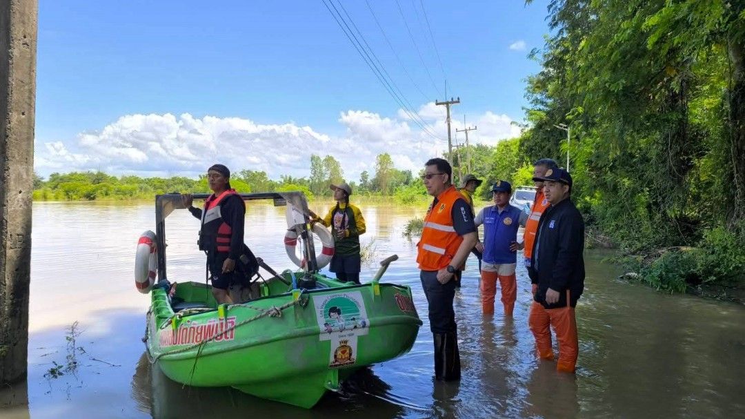 เพชรบูรณ์อ่วม! แม่น้ำป่าสักล้นตลิ่งท่วม 2 อำเภอ ผู้ว่าฯ รุดช่วยมอบถุงยังชีพ