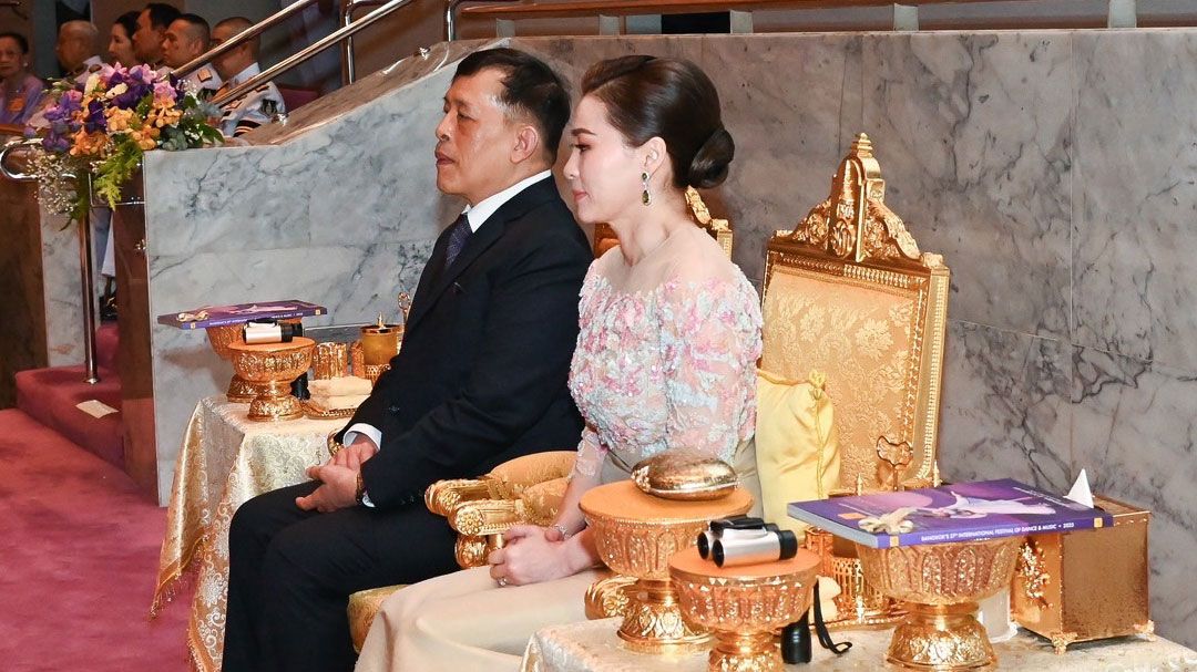 ‘ในหลวง-พระราชินี’ เสด็จฯทอดพระเนตรการแสดงกายกรรมจากจีน