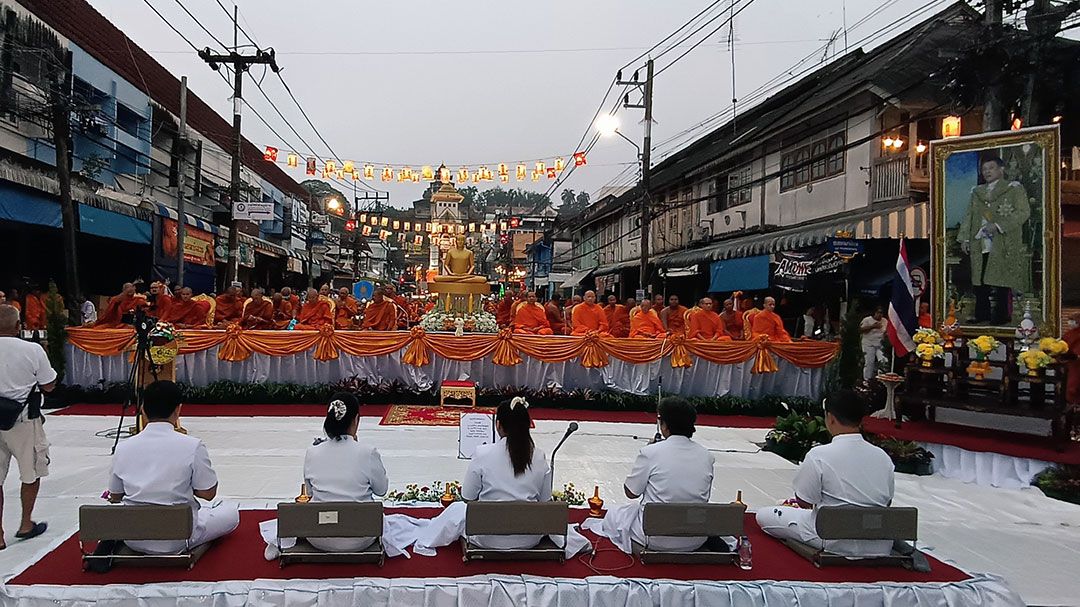 ชาวพุทธไทย-เทศร่วมตักบาตร พระสงฆ์ 555 รูป ใจกลางเบตง